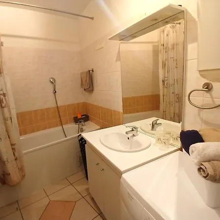 Grand T2 En Plein Centre Avec Parking Gratuit * 尼姆