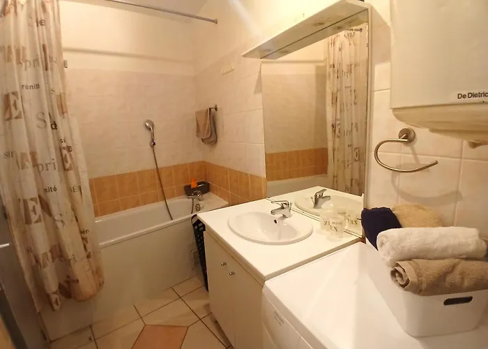 Grand T2 En Plein Centre Avec Parking Gratuit * Ним